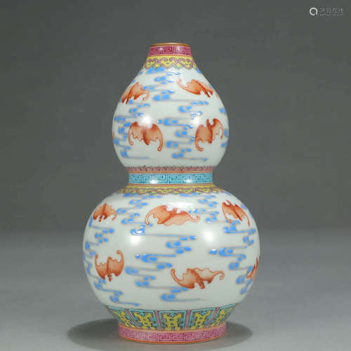 A CLOUD&BATS PATTERN PORCELAIN DOUBLE GOURD-SHAPED VASE