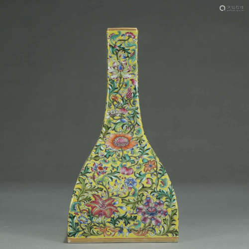 A FAMILLE ROSE FLOWERS PATTERN PORCELAIN VASE