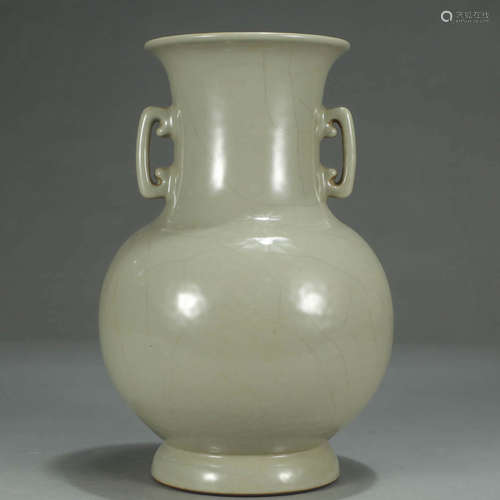 A GUAN KILN PORCELAIN VASE