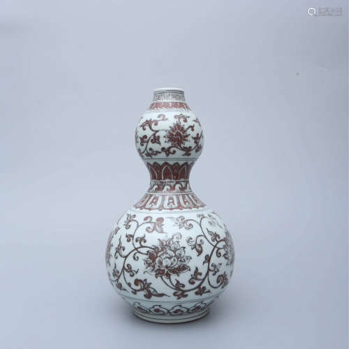 AN UNDERGLAZED RED LOTUS PATTERN PORCELAIN GOURD-SHAPED VASE