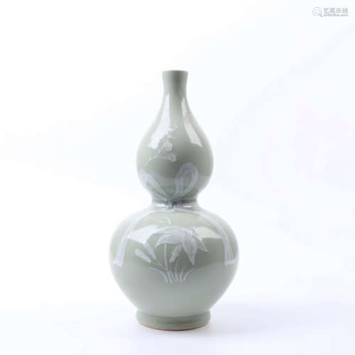 A CELADON GLAZE FLORAL PORCELAIN GOURD-SHAPED VASE