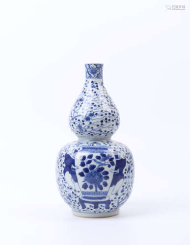 A BLUE AND WHITE PORCELAIN DOUBLE GOURD VASE