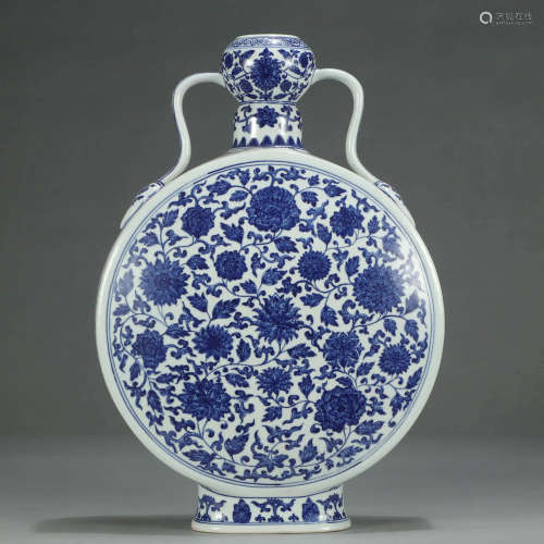 A BLUE AND WHITE FLOWERS PATTERN PORCELAIN VASE