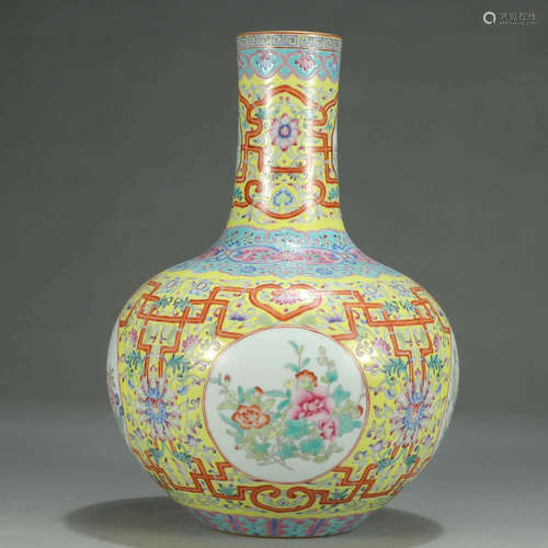 A FAMILLE ROSE FLORAL PORCELAIN VASE