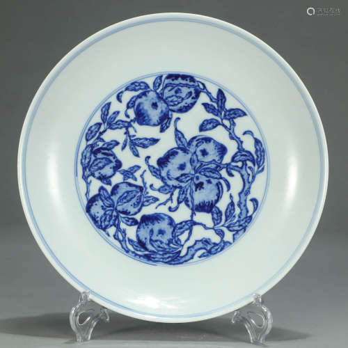 A BLUE AND WHITE PEACH PATTERN PORCELAIN PLATE