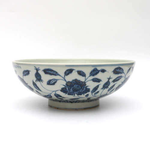 A BLUE AND WHITE PEONY PATTERN PORCELAIN BOWL