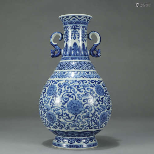 A BLUE AND WHITE FLORAL PORCELAIN DOUBLE EARS VASE