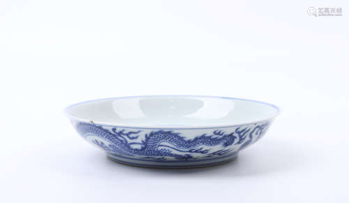 A BLUE AND WHITE DRAGON PATTERN PORCELAIN PLATE