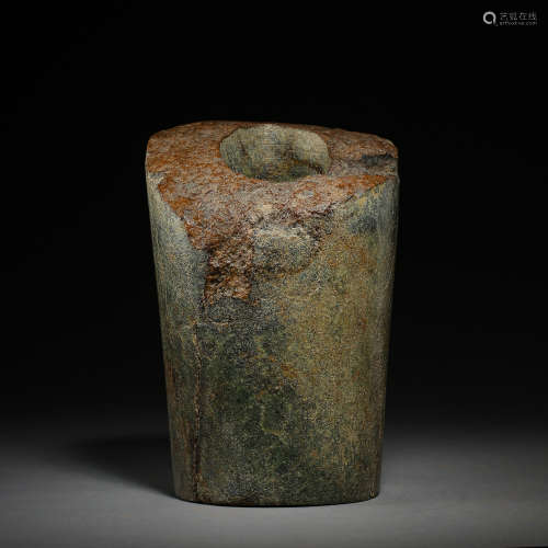 HEMO JADE HORSESHOE-SHAPED PILLAR, HONGSHAN PERIOD