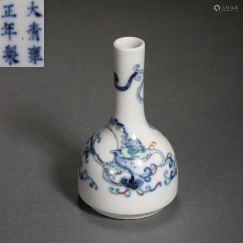 CHINESE QING DYNASTY BLUE AND WHITE PORCELIAN VASE