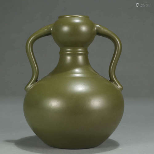 A TEA DUST GLAZED PORCELAIN VASE