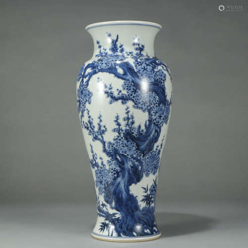 A BLUE AND WHITE FLORAL PORCELAIN VASE