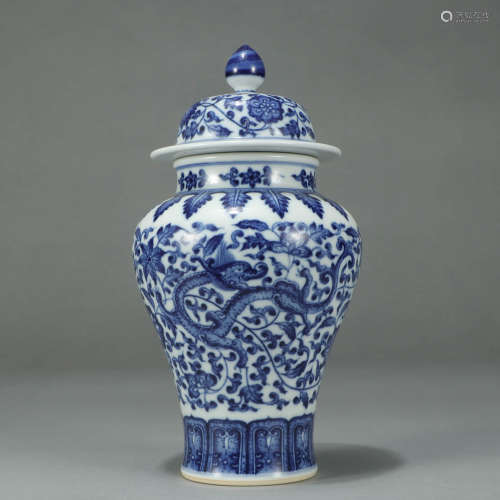 A BLUE AND WHITE FLOWERS PATTERN PORCELAIN JAR