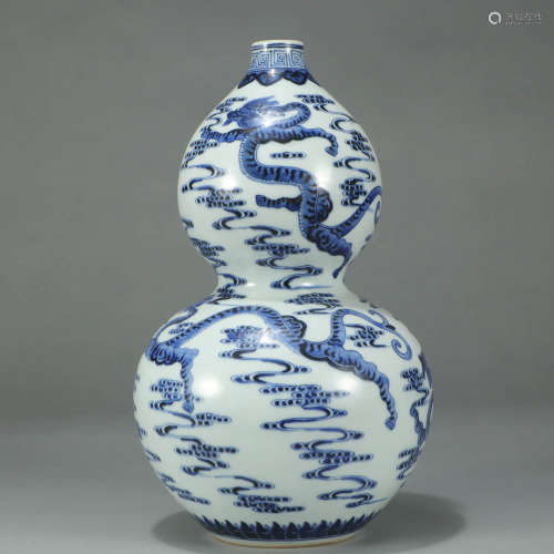 A BLUE AND WHITE DRAGON PATTERN PORCELAIN GOURD-SHAPED VASE