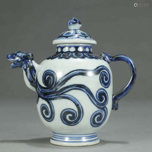 A BLUE AND WHITE FLORAL PORCELAIN EWER