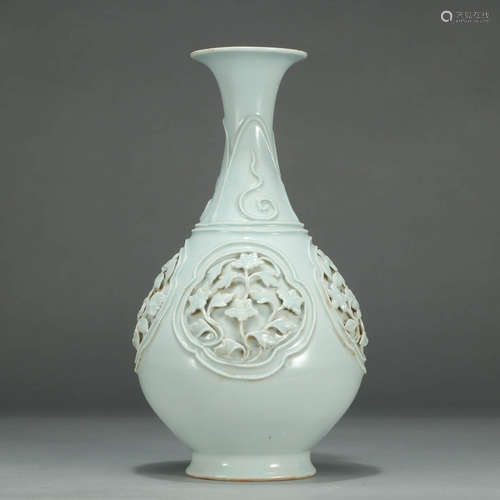 A BLUE GLAZE FLORAL PORCELAIN VASE