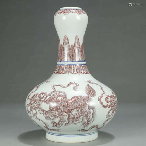 A BLUE AND WHITE UNDERGLAZED RED PORCELAIN GARLIC-HEAD VASE