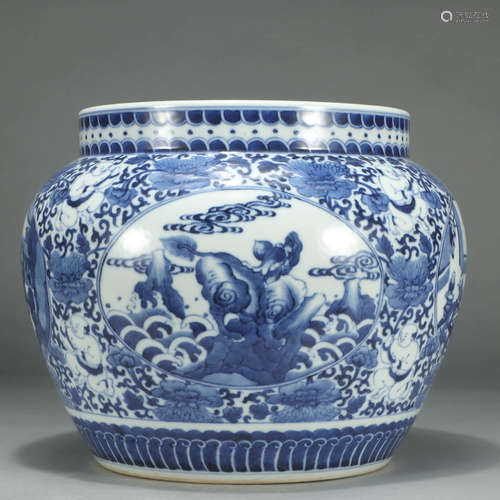 A BLUE AND WHITE FLORAL PORCELAIN JAR