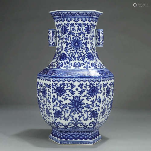 A BLUE AND WHITE FLOWERS PATTERN PORCELAIN VASE