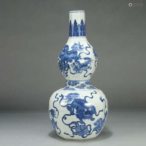 A BLUE&WHITE LION PATTERN PORCELAIN GOURD-SHAPED VASE