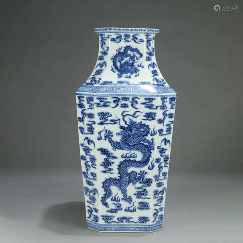 A BLUE AND WHITE DRAGON PATTERN PORCELAIN SQUARE VASE