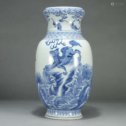 A BLUE AND WHITE FLORAL PORCELAIN VASE