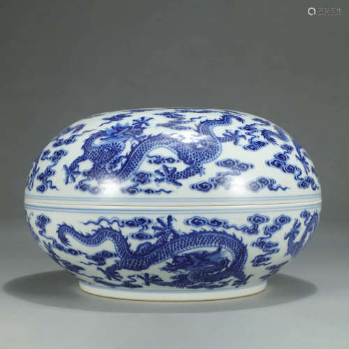 A BLUE AND WHITE DRAGON PATTERN PORCELAIN COVER BOX