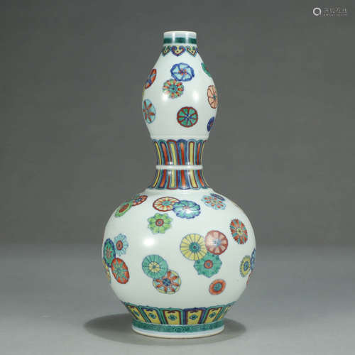 A DOUCAI FLORAL PORCELAIN GOURD-SHAPED VASE