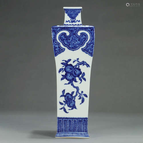 A BLUE AND WHITE PEACH PATTERN PORCELAIN SQUARE VASE