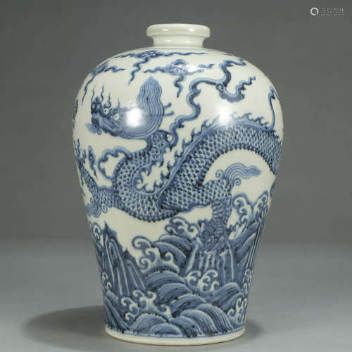 A BLUE AND WHITE DRAGON PATTERN PORCELAIN MEIPING VASE