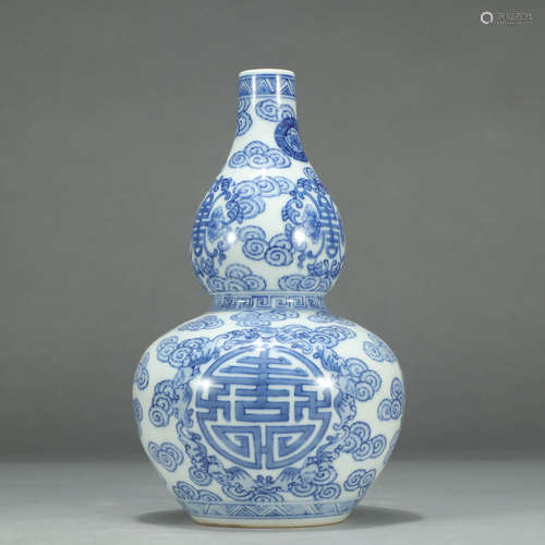 A BLUE AND WHITE FLORAL PORCELAIN DOUBLE GOURD VASE