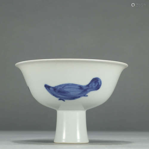 A BLUE AND WHITE FISH PATTERN PORCELAIN STEM CUP