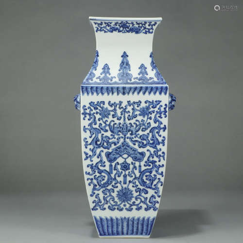 A BLUE AND WHITE FLOWERS PATTERN PORCELAIN SQUARE VASE