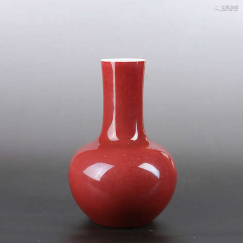 A RED GLAZE PORCELAIN BOTTLE VASE