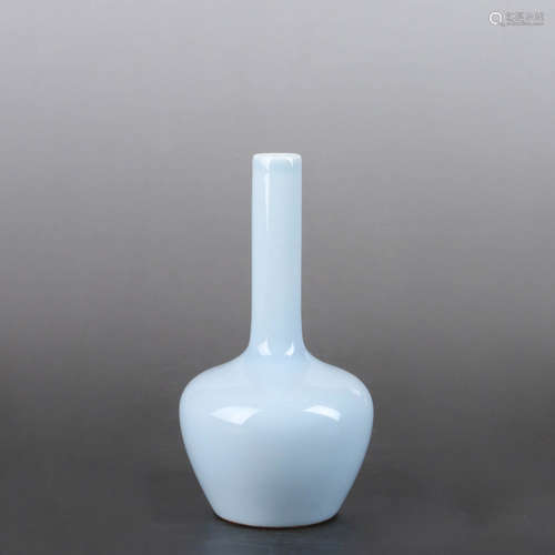 AN AZURE GLAZE PORCELAIN FLASK