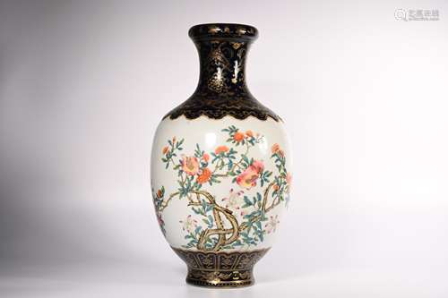 CHINESE FAMILLE ROSE PORCELAIN VASE