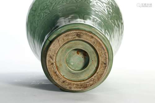 A LONGQUAN KILN PORCELAIN MEIPING VASE