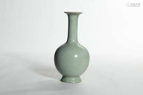 A RU KILN PORCELAIN BOTTLE VASE