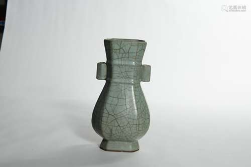 A GUAN KILN PORCELAIN VASE