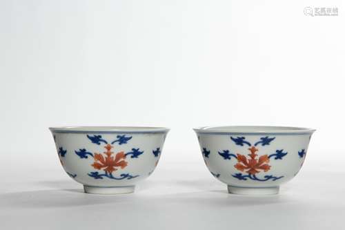 A PAIR OF BLUE AND WHITE IRON RED PORCELAIN CUPS