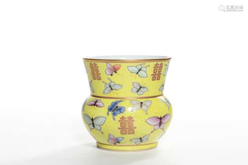 A YELLOW GROUND FAMILLE ROSE PORCELAIN SPITTON