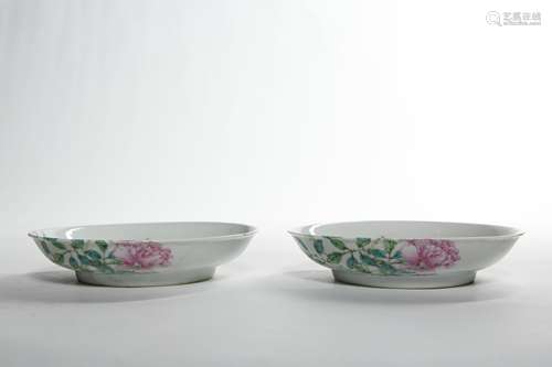 A PAIR OF FAMILLE ROSE PORCELAIN PLATES