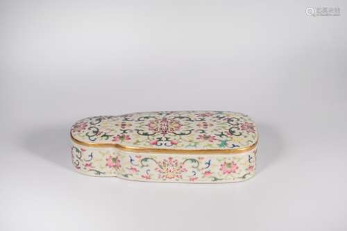 CHINESE FAMILLE ROSE PORCELAIN COVER BOX