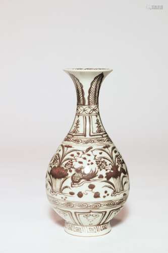 AN UNDERGLAZE IRON RED PORCELAIN YUHUCHUN VASE