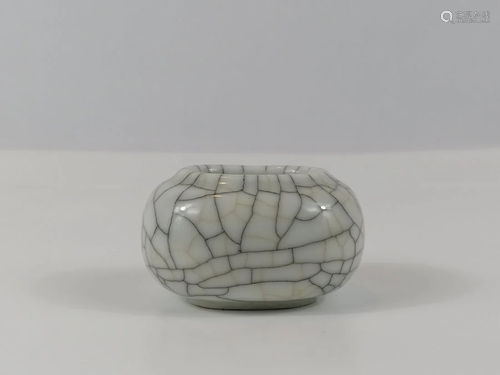 A small Ge-glazed waterpot