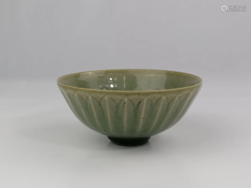 A Chinese Ming dynasty Longquan ware Celadon bowl