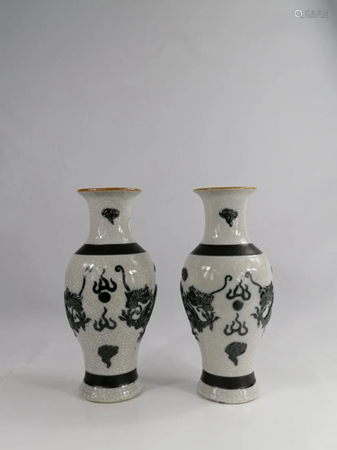 A pair of Chinese Ge-glaze Dragon Vase