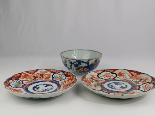 A pair of Japanese Imari porcelain dishes and bowl