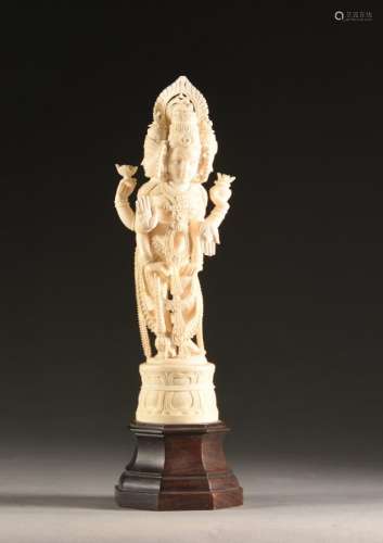 ** 印度 -- -- 约1900年。象牙雕像，代表湿婆神，木质底座。H.21厘米-毛重：390克