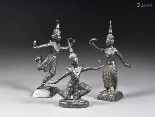 泰国--1900年左右三位传统泰国舞者，青铜质地，有黑色铜锈。H.12厘米和10厘米